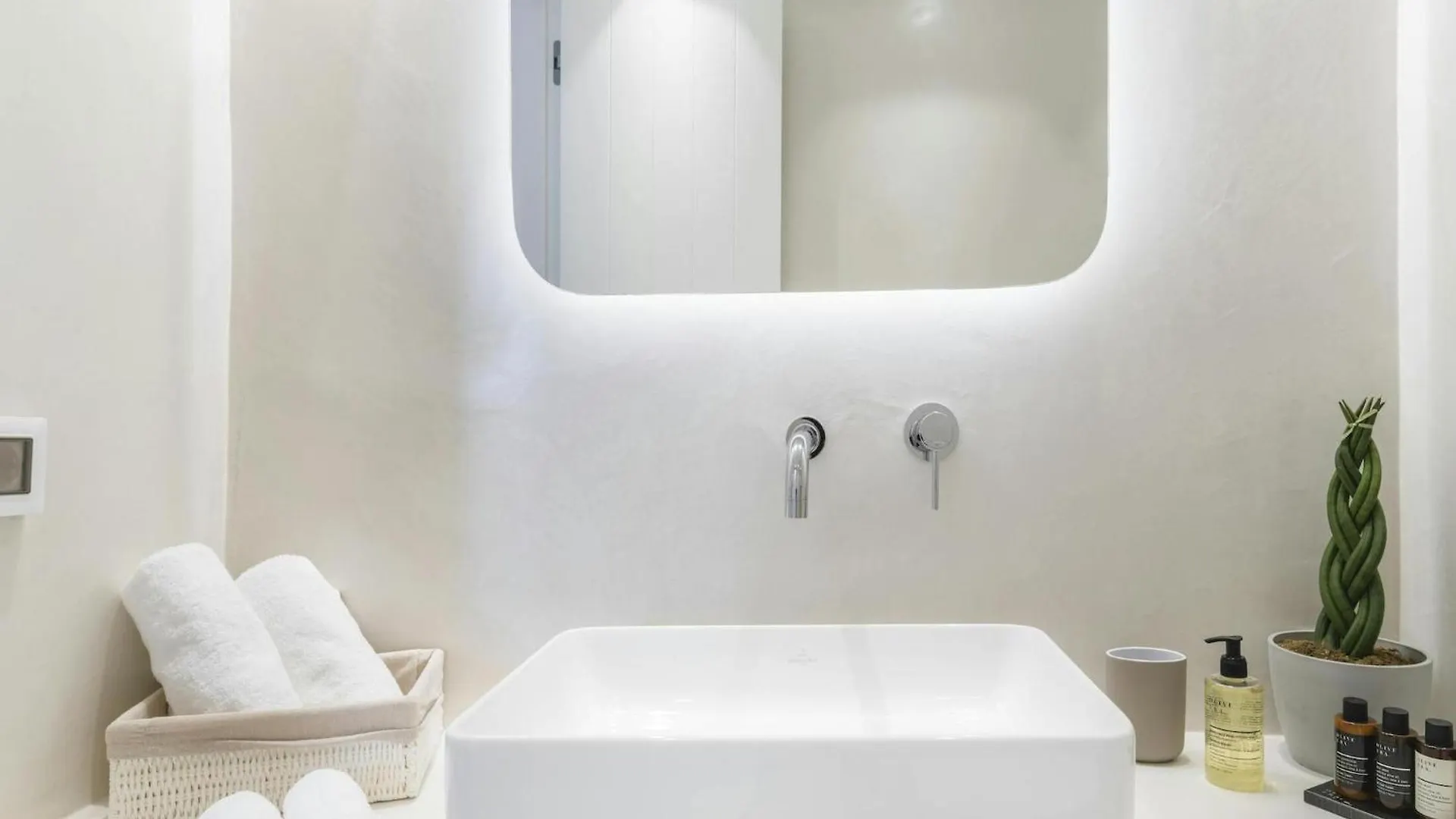 Pristine Villa With Swimming Pool 칼라파티스 0*,